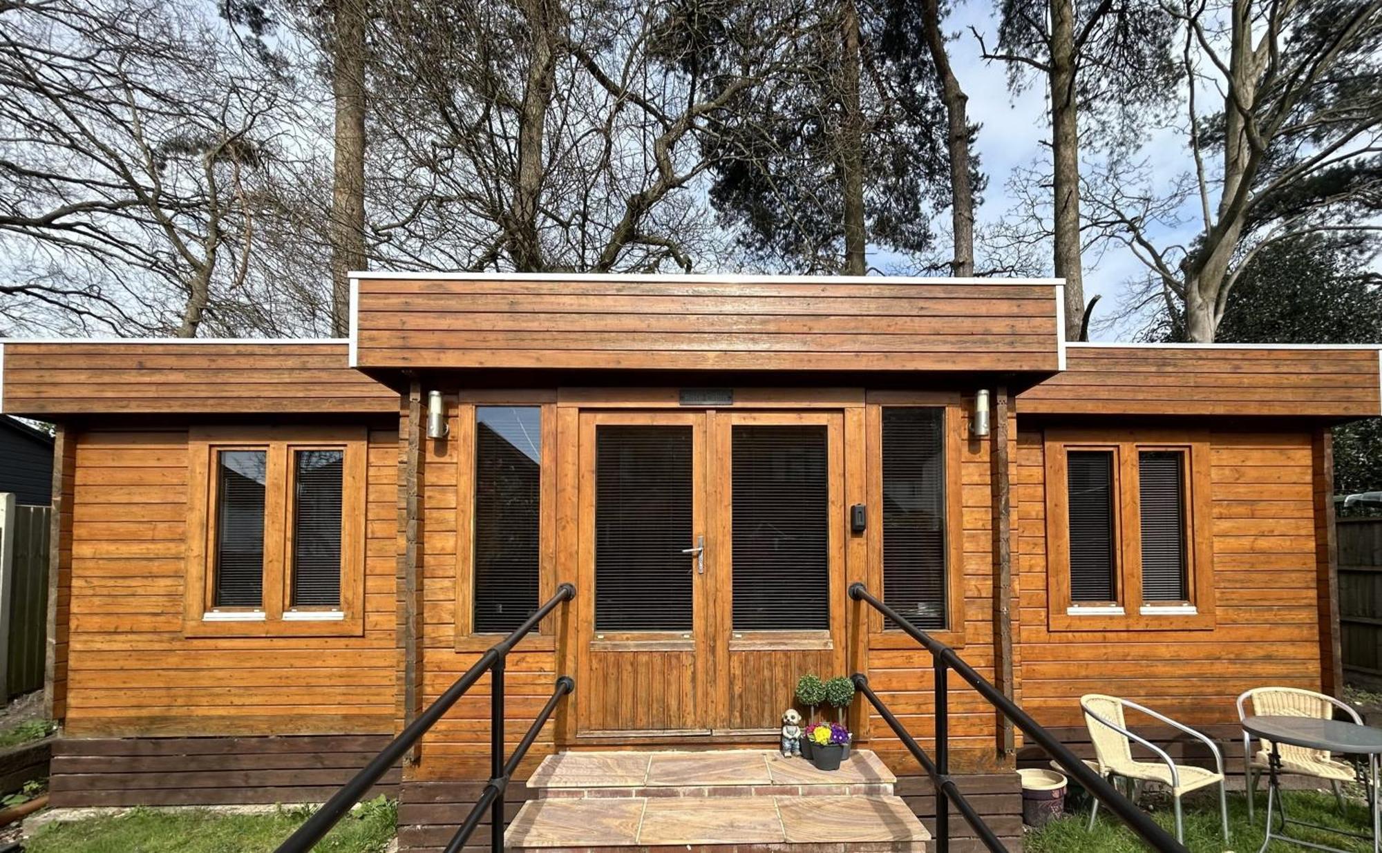 Log Living For 3-4 People In Apartment *