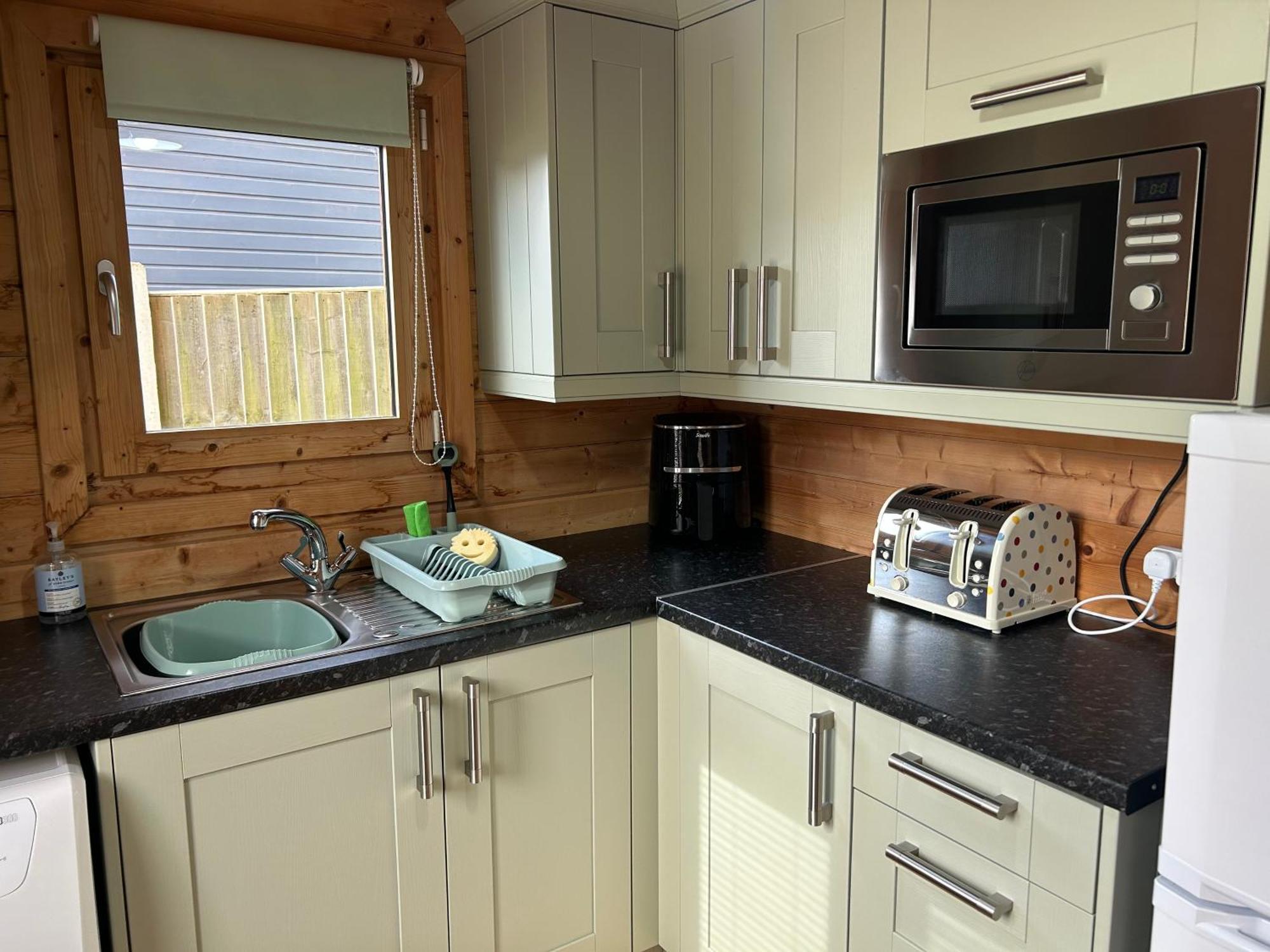 Log Living For 3-4 People In * Frimley